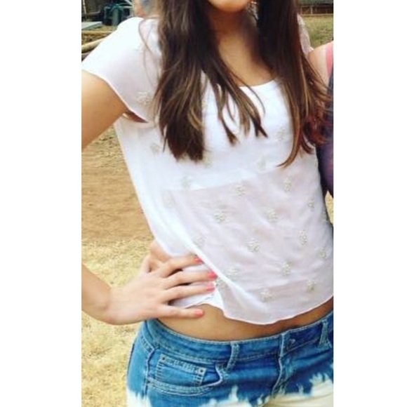 Sheer, beaded, crop top style Hollister shirt - Picture 4 of 4